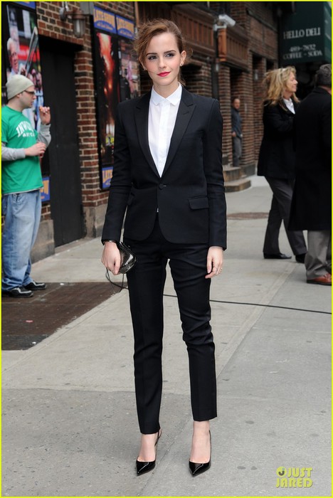 emma-watson-suit-late-show-with-david-letterman-05 (468x700, 81Kb)
