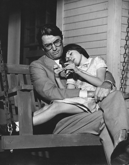 04-1089_to-kill-a-mockingbird-gregory-peck-atticus-finch-mary-badham-scout-swing (503x640, 166Kb)