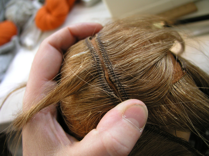 Как приклеить волосы к голове человека