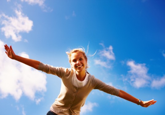 1307950-female-spreading-her-arms-under-the-open-blue-sky-537x375[1] (537x375, 31Kb)