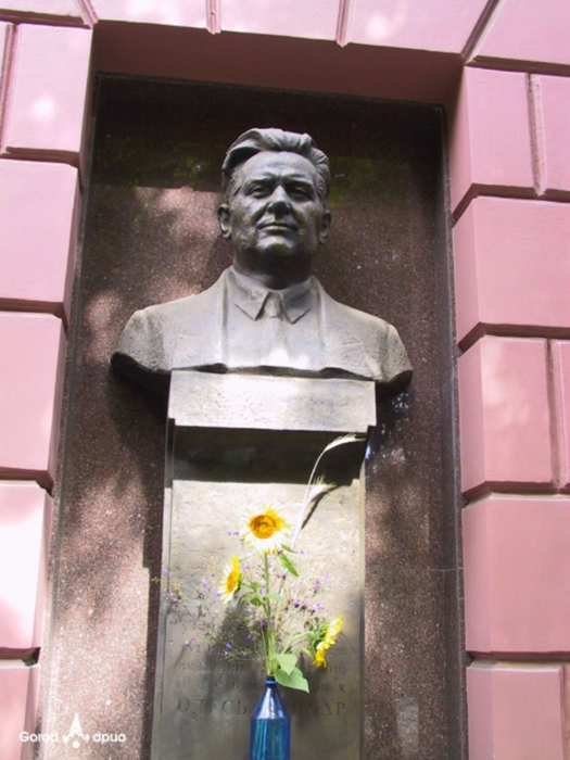 GoncharAleksandr(Oles)Terent_bust-univer_Dnepropetrovsk (525x700, 325Kb)