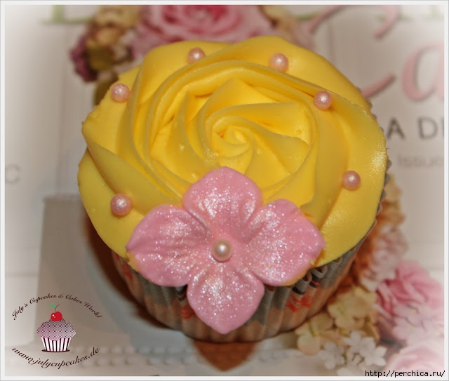 4979645_White_Cupcakes_with_Yellow_Apricot_Cream (640x543, 160Kb)