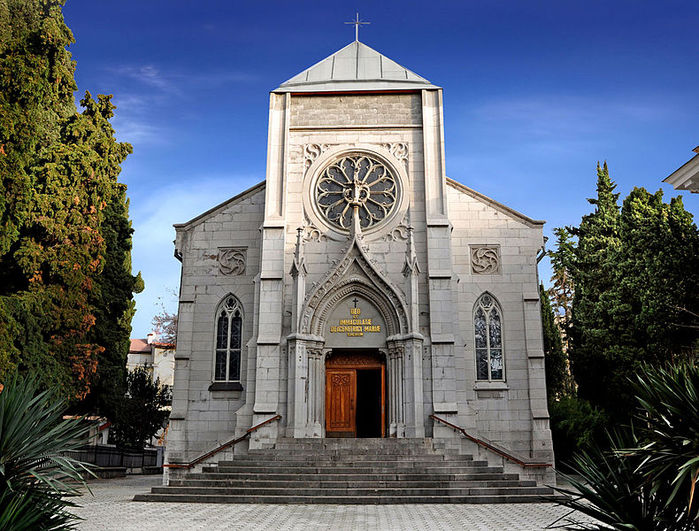 790px-Yalta-catholic_church (700x531, 118Kb)