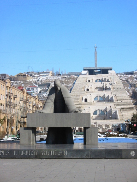 Yerewan_architects_monument (525x700, 354Kb)