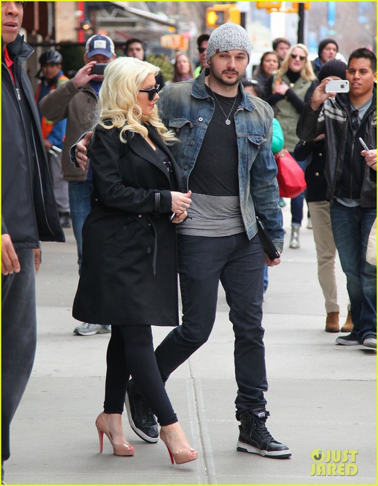 christina-aguilera-keeps-her-baby-bump-covered-with-chic-black-trench-06 (545x700, 99Kb)