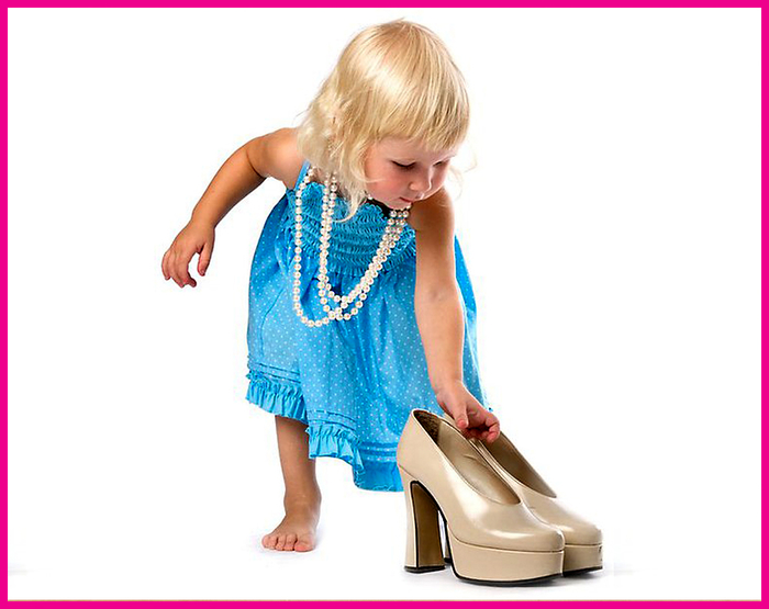Маленькая девочка в маминых туфлях