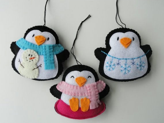 Две новогодние игрушки из валяной шерсти милые маленькие пингвины на желтом фоне с боке