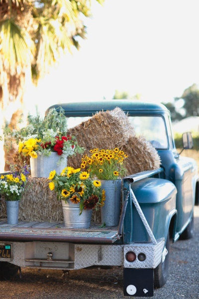 hay-bale-and-sunflowers-on-a-old-pickup-truck-wedding-decor-ideas (400x600, 95Kb)