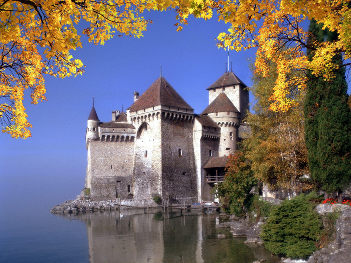 Шильонский-замок-осенью--Швейцария (700x525, 555Kb)