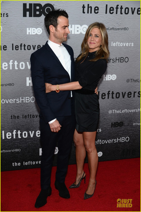 jennifer-aniston-justin-theroux-chemistry-at-leftovers-premiere-11 (466x700, 303Kb)