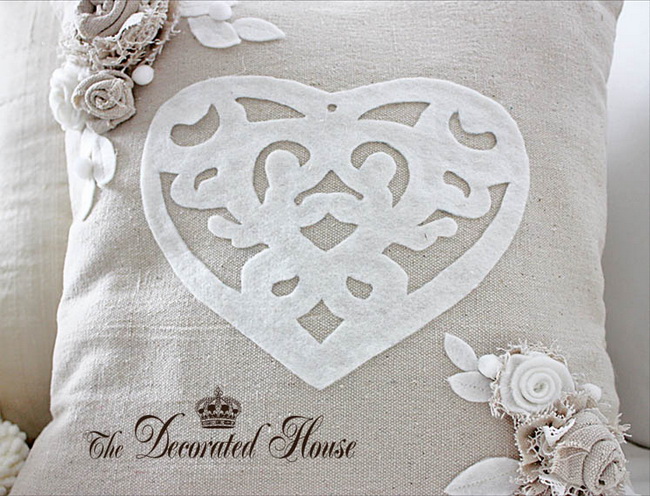 5477271_The_Decorated_House_Valentines_Day_Pillow_Heart_Cut_Out (650x496, 162Kb)