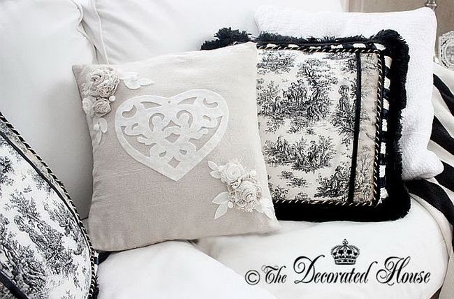 5477271_The_Decorated_House_Valentine_Pillow_with_Black_White_2 (650x428, 127Kb)