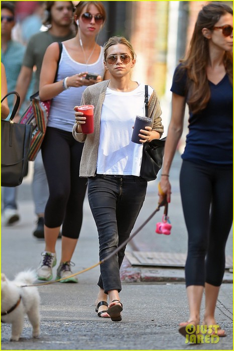 ashley-olsen-grabs-two-juices-to-go-01 (466x700, 85Kb)