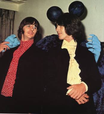 Yellow-Submarine-Press-Preview-the-beatles-7318177-348-382 (348x382, 16Kb)