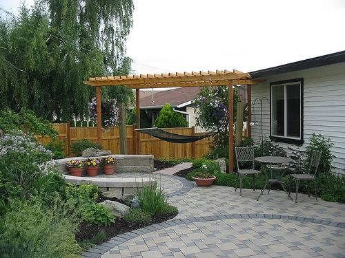 Small-garden-with-pathway-and-swing-bed-for-backyard-view (500x375, 139Kb)