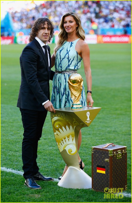 gisele-bundchen-presents-world-cup-trophy-brazil-01 (454x700, 101Kb)