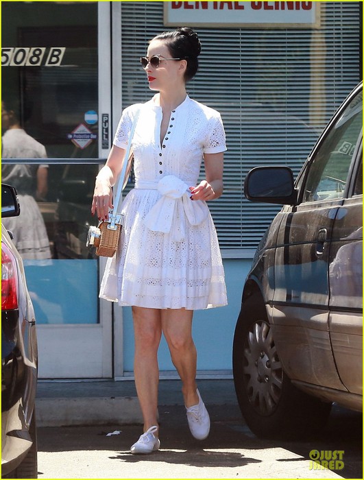 dita-von-teese-knows-how-to-wear-summer-white-for-lunch-01 (531x700, 107Kb)