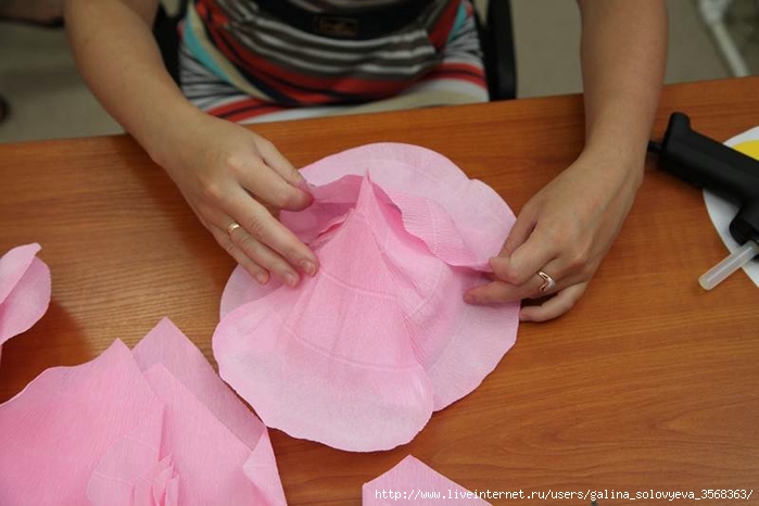 How-to-DIY-Giant-Crepe-Paper-Flower-18 (700x466, 187Kb)