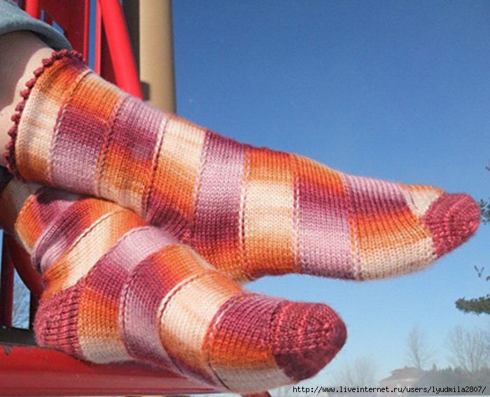 Оригинальные носки спицами с манжетой-уголком: описание вязания