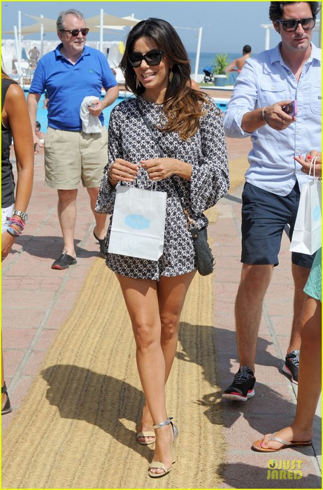 eva-longoria-enjoys-spain-sightseeing-before-gala-01 (462x700, 115Kb)