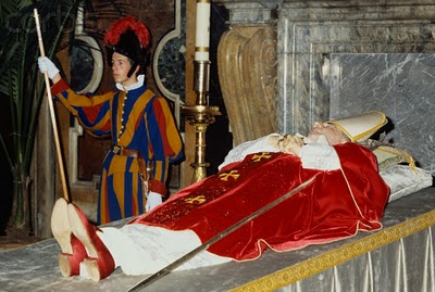 Papa Juan Pablo I enterrado con zapatos rojos (400x269, 39Kb)