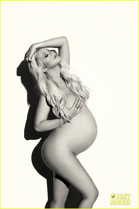 pregnant-christina-aguilera-poses-completely-naked-reveals-bare-baby-bump-in-v-02 (468x700, 40Kb)
