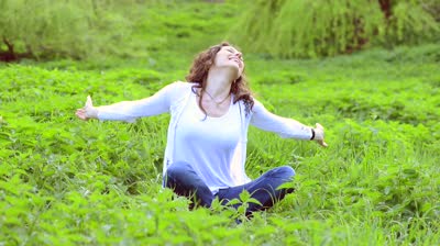 stock-footage-beautiful-young-woman-outdoors-enjoy-nature-healthy-smiling-girl-enjoying-nature-in-green-grass (400x224, 20Kb)