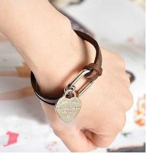 -Free-shipping-New-Arrival-Love-Heart-Leather-Elegant-popular-Bracelet-B6.jpg_350x350 (286x302, 16Kb)