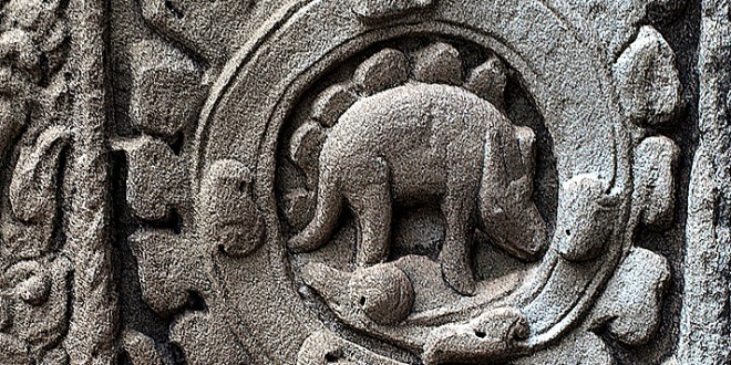 Изображение стегозавра в храме Ангкор-Ват, Камбоджа