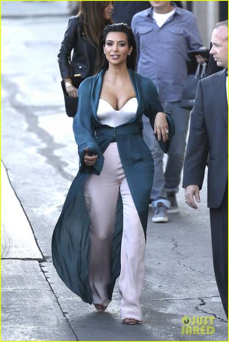 kim-kardashian-competes-in-diaper-changing-contest-for-jimmy-kimmel-live-07 (468x700, 81Kb)