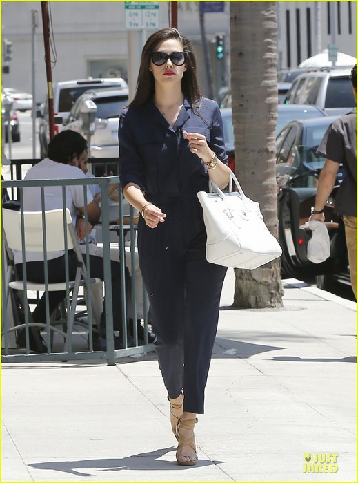 emmy-rossum-knows-how-to-look-classy-in-jumpsuit-11 (519x700, 90Kb)