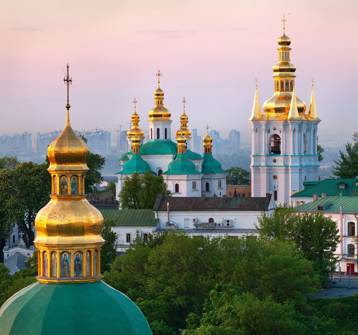 trvl-rt-bus-b53-shutterstock_100190153-Kiev-Pechersk-Lavra-Orthodox-Monastery--Ukraine_m (700x655, 131Kb)