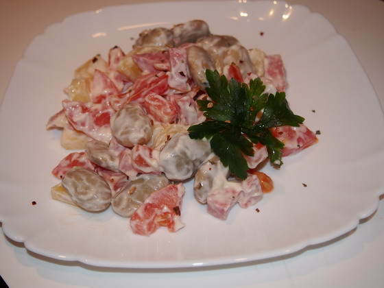 kartofeljnij salat s bobami, tomatami i kolbasoj (560x420, 67Kb)
