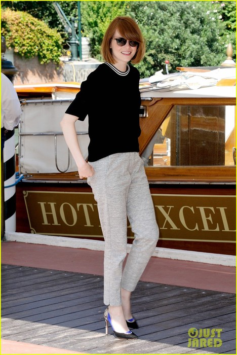 emma-stone-andrew-garfield-arm-in-arm-lunch-venice-02 (468x700, 104Kb)