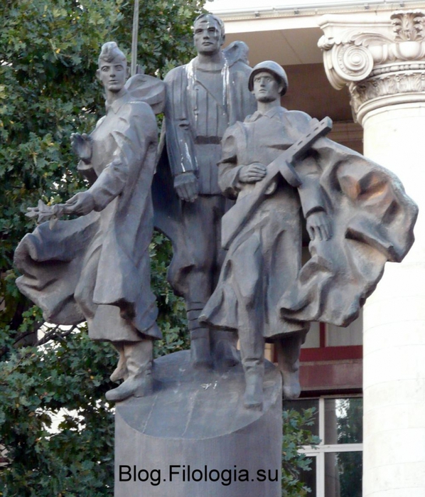 Скульптура с воинами во дворе МАДИ в Москве