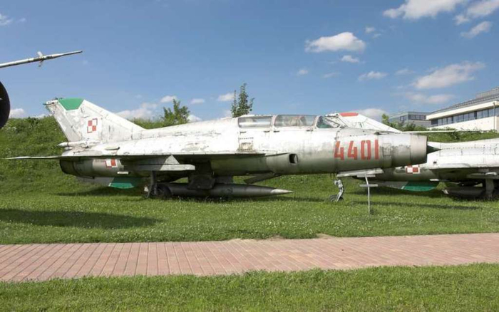 1969MiG-21UB (700x438, 242Kb)