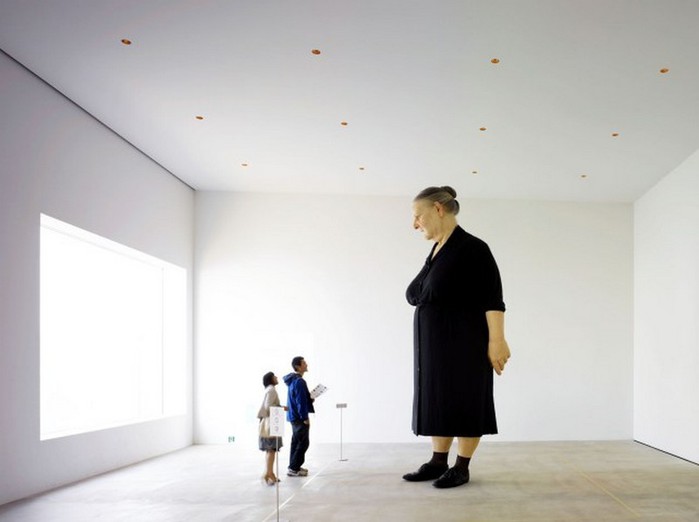 3623822_ronmueckstandingwomantowadaartcenterjapan (700x522, 35Kb)