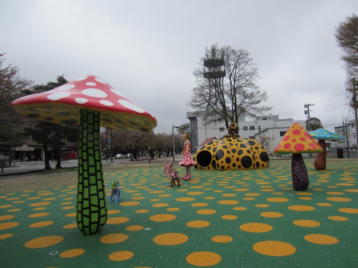 3623822_towadaartcenteryayoikusamaloveforeversingingintowada (700x525, 88Kb)