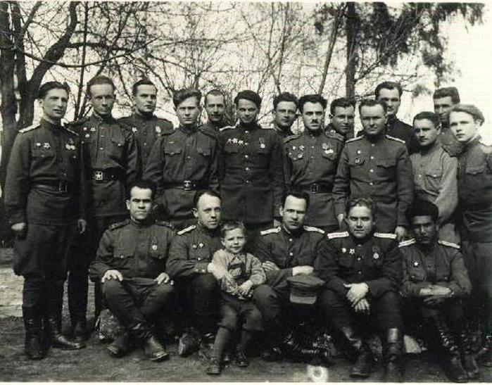92611772_large_Pobediteli1945 (700x547, 77Kb)