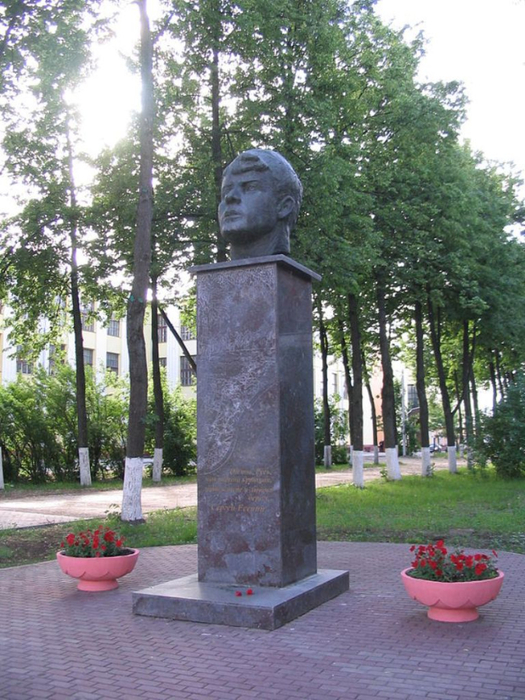 Yesenin_monument_(Ivanovo) (525x700, 437Kb)