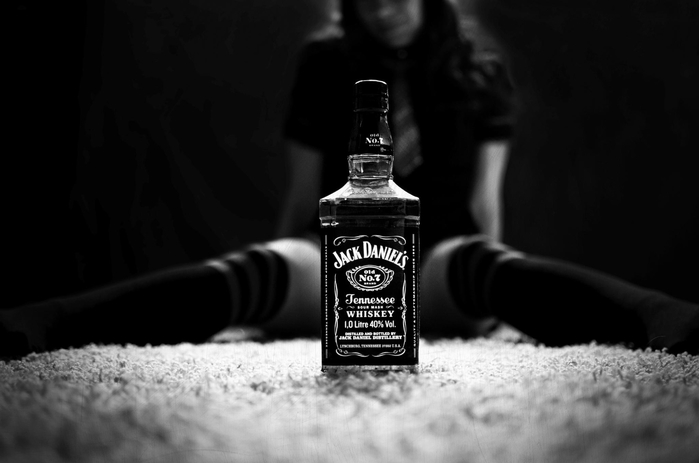 Jack-Daniels-Wallpapers-bottle-alcohol-whiskey-alcohol-girl-legs (700x463, 109Kb)