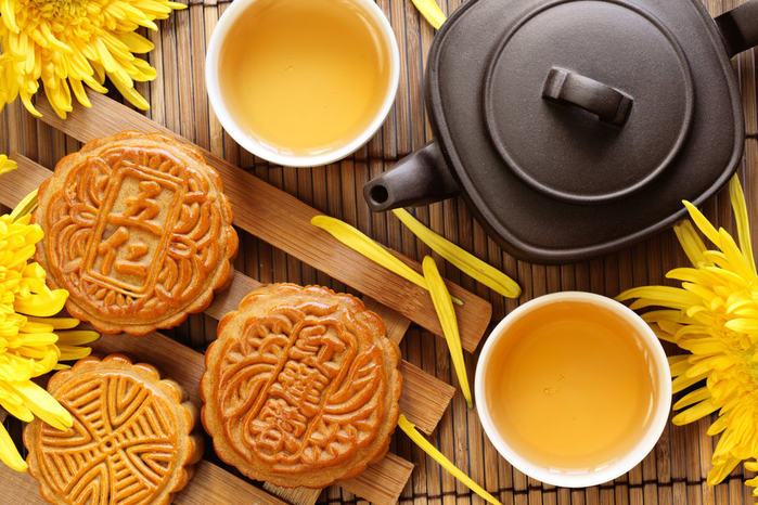_116491__tea-chinese-tea-cups-mat-flowers-chrysanthemums-biscuits-cakes-pastry-dessert-tea-party_p (700x466, 475Kb)
