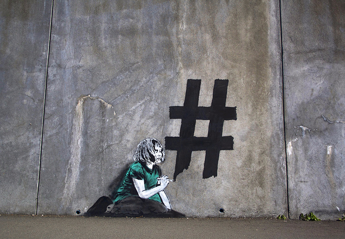 street-art-meets-contemporary-social-media-culture-designboom-07 (700x484, 427Kb)