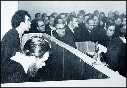 Андрей Синявский и Юлий Даниэль. Единственная женщина в зале - Мария ?nbsp;озанова  10-14 февраля 1966 г. (491x340, 145Kb)