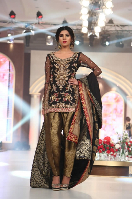 3734746_Zaheer_Abbas_Collection_Telenor_Bridal_Couture_Week_5 (466x700, 227Kb)