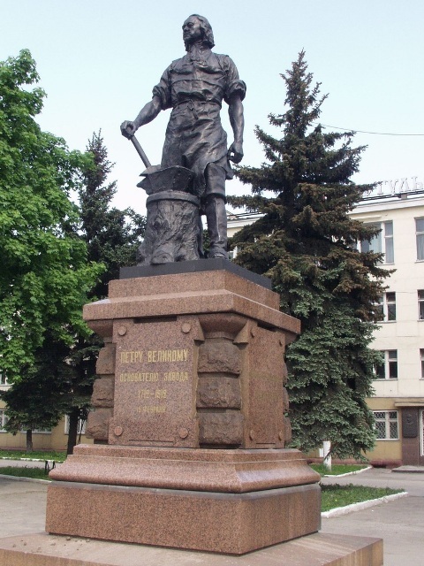 Первый тул. Памятник Петру в Туле. Тульский оружейный завод памятник Петру. Памятник Петру первому в Туле. Памятник Петру первому Тула оружейный завод.