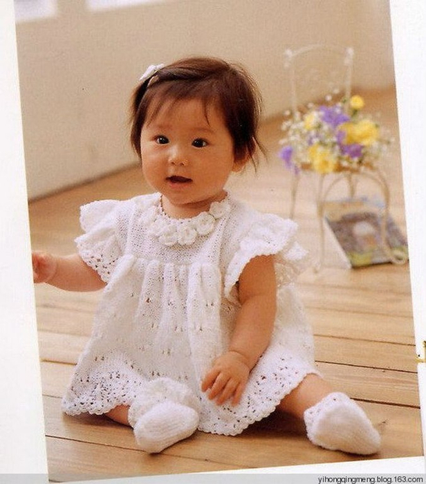 Японские крошки. Вязаные платья для малышек. Вязаные платья для маленьких девочек. Малышка в платье. Детское вязаное платье для малышки.