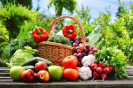 stock-photo-43302628-fresh-organic-vegetables-in-wicker-basket-in-the-garden (190x126, 31Kb)