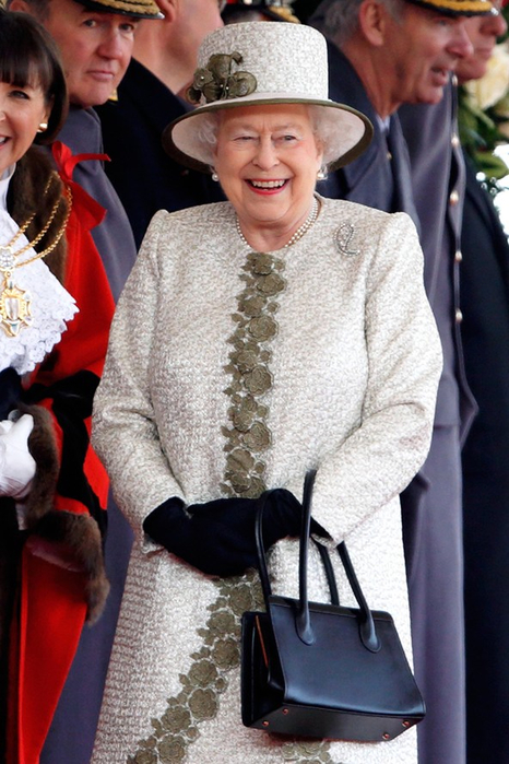 Queen-Elizabeth-II-Vogue-4Mar15-Getty_b_592x888 (466x700, 365Kb)