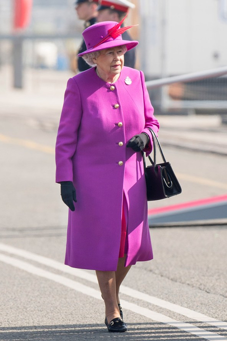 Queen-Elizabeth-visits-HMS-Ocean-Vogue-20Mar15-Getty_b_592x888 (466x700, 258Kb)